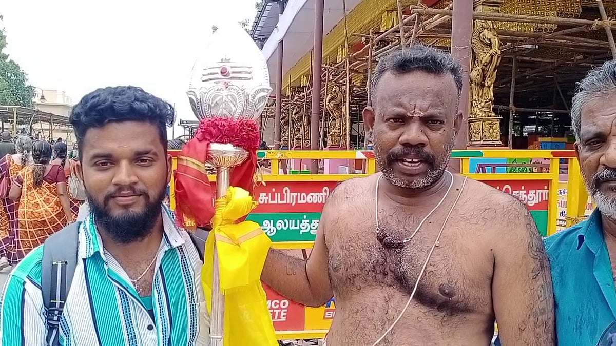 திருச்செந்தூர்: கப்பலில் தவறி விழுந்த பணியாளர்; குணமானதும் வெள்ளி வேல் காணிக்கை செலுத்திய உரிமையாளர்