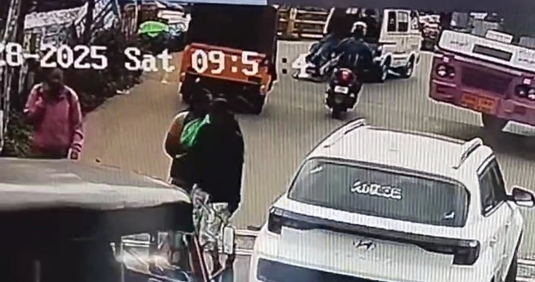 வேகத்தடையில் ஏறி இறங்கிய ஆம்புலன்ஸ்; கதவு திறந்து நோயாளியுடன் நடுரோட்டில் விழுந்த ஸ்ட்ரெச்சர்