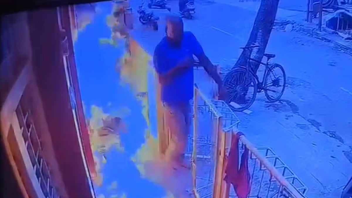 `ரூ.5 லட்சம்' கொடுத்த பணத்தை கேட்டதற்காக வீட்டுக்கு தீ வைத்த உறவினர்.. பெங்களூருவில் நடந்த கொடுமை