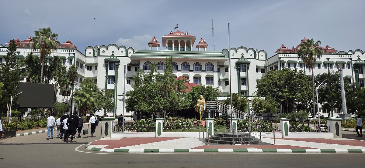 தேனி: லஞ்சம், முறைகேடான சொத்து... அரசு டாக்டருக்கு எதிராக மனு; பதிலளிக்க உயர் நீதிமன்றம் உத்தரவு