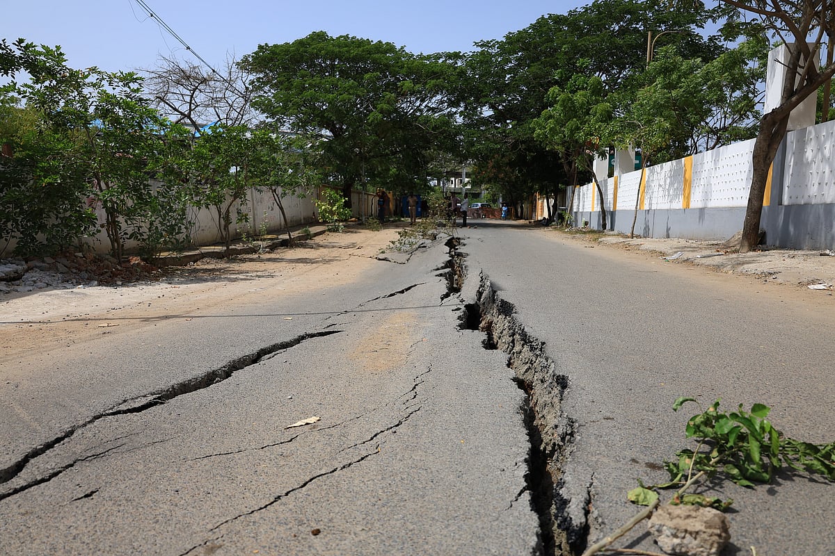 பெருங்குடி அருகே சாலையில் ஏற்பட்ட பிளவு; அச்சத்தில் மக்கள் - காரணம் என்ன... அதிகாரிகள் ஆய்வு!  