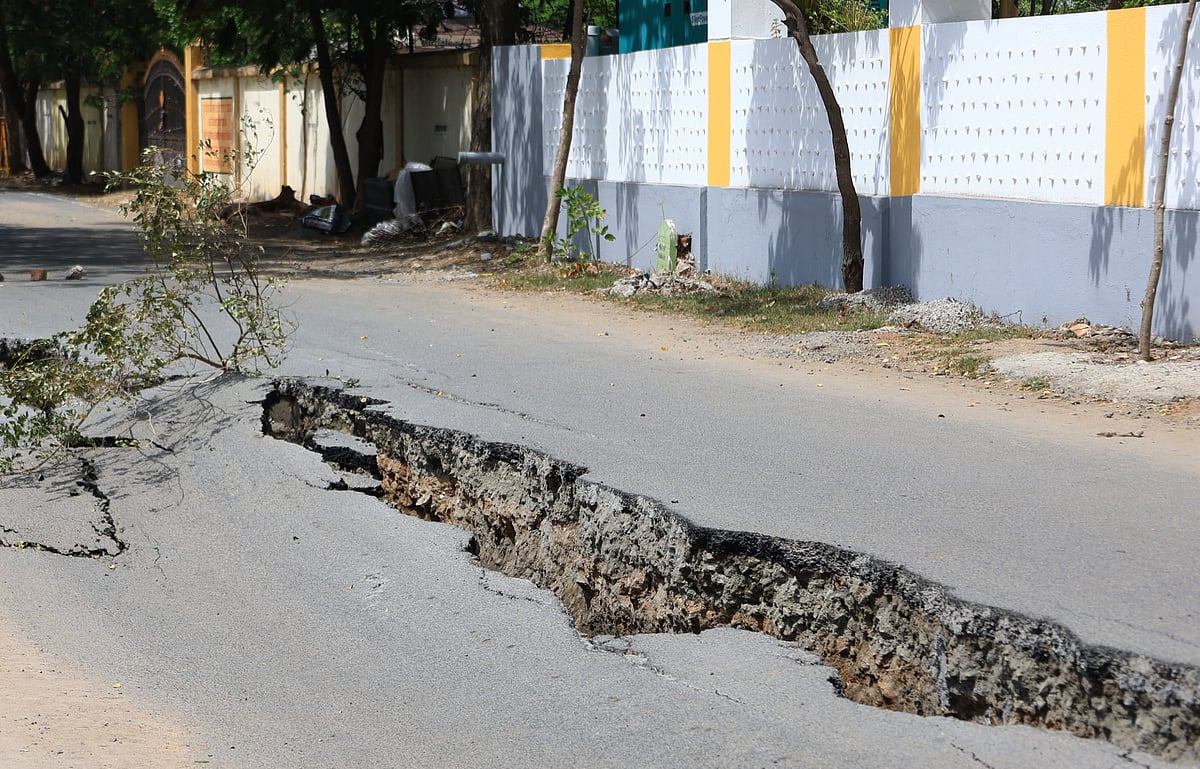சென்னை: பெருங்குடி அருகே சாலையில் ஏற்பட்ட பிளவு; அச்சத்தில் மக்கள் - ஸ்பாட் விசிட்  