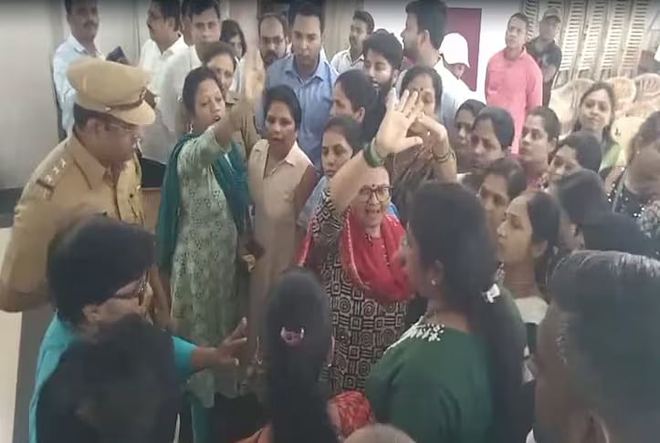 ``யாருக்கு மாதவிடாய்?'' - உள்ளாடையை கழற்றி சோதனை செய்த ஆசிரியர்கள்; பள்ளி முதல்வர் கைது.. 