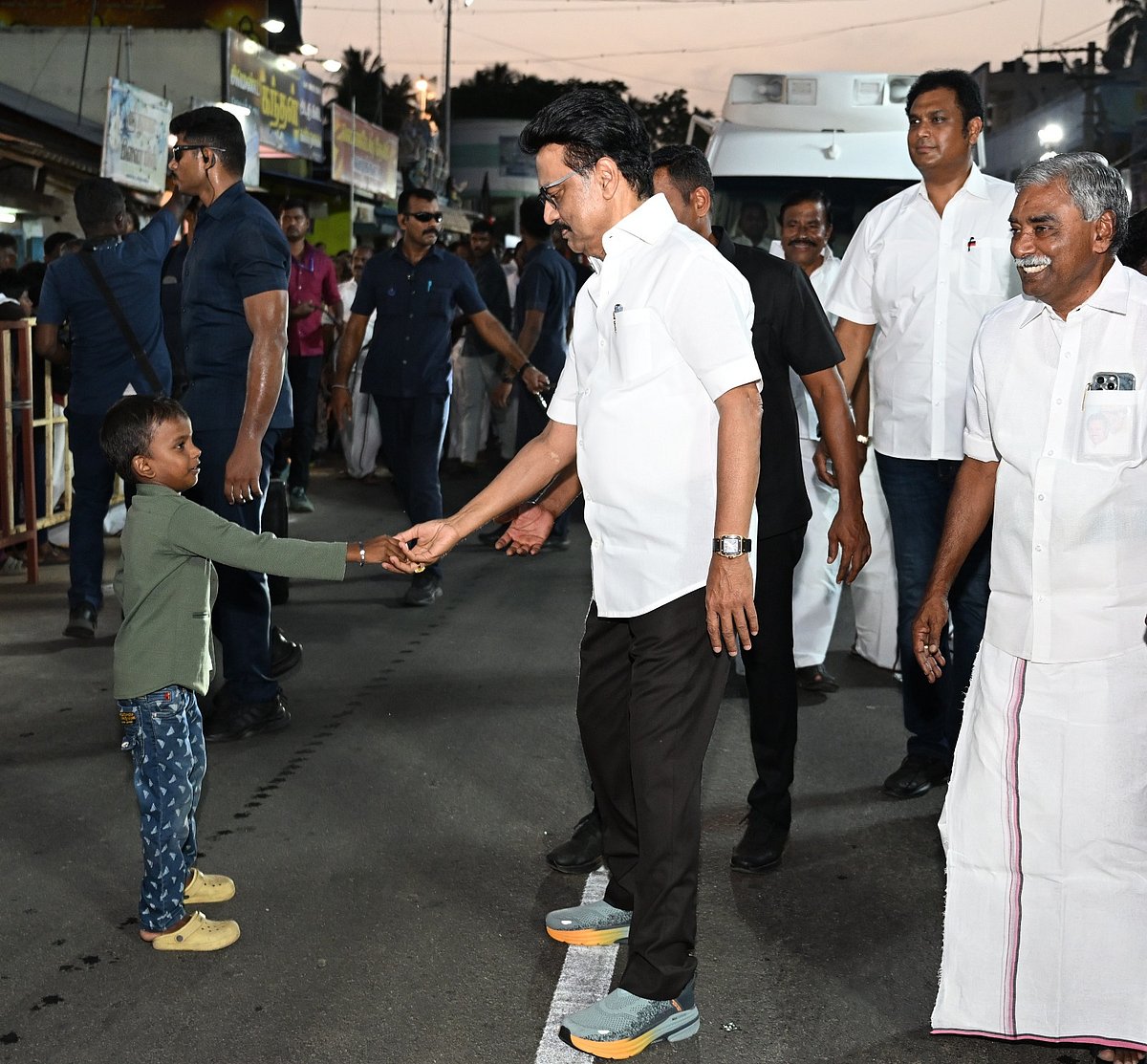 திருவாரூரில் முதல்வர் ரோடு ஷோ: போஸ்டரால் வெளிவந்த டி.ஆர்.பி.ராஜா, கலைவாணன் ஆதரவாளர்கள் கோஷ்டி மோதல்?