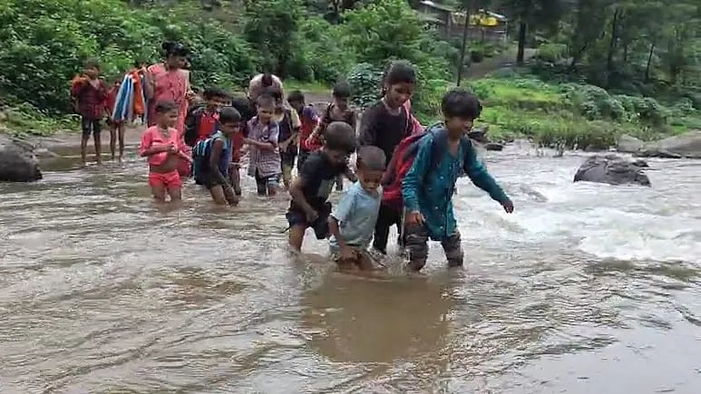மகாராஷ்டிரா: 2 ஆறுகளை கடந்து 10 கி.மீ தூரம் நடந்து பள்ளி செல்லும் மாணவர்கள்