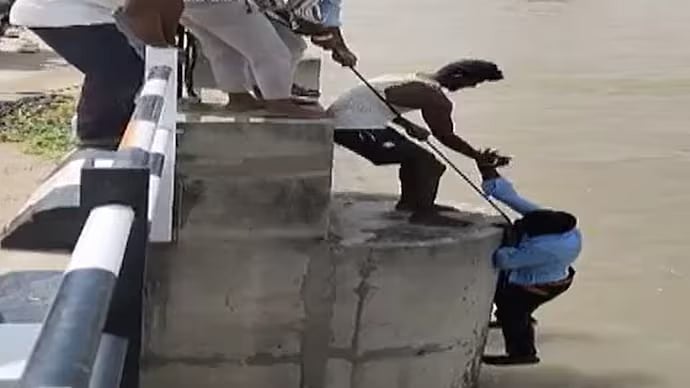 பாலத்தில் நின்று செல்பி; ஆற்றில் தள்ளி கொலை செய்ய முயன்ற மனைவி? - தப்பி பிழைத்த புதுமாப்பிள்ளை பகீர்