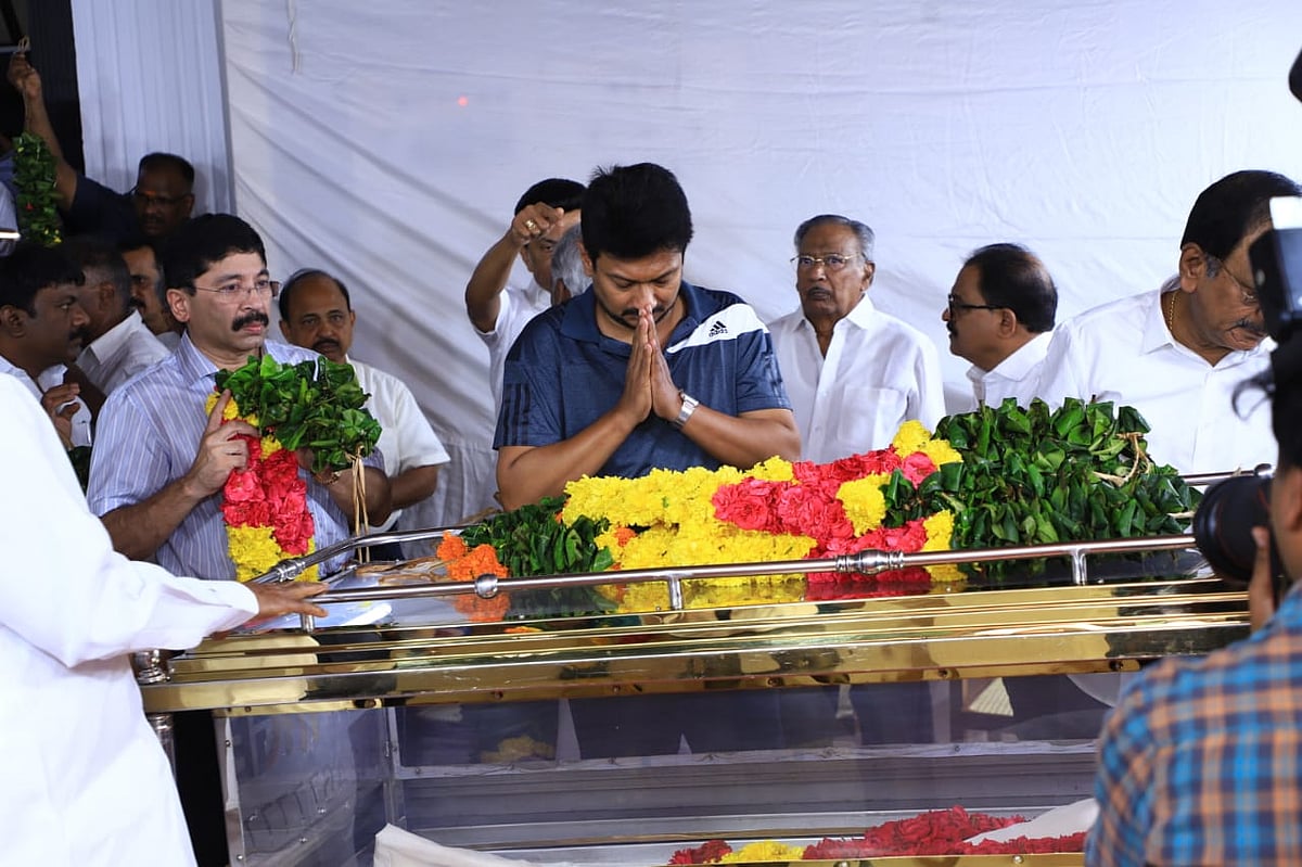 MK Muthu: கோபாலபுரம் இல்லத்திற்கு எடுத்துச் செல்லப்பட்ட மு.க.முத்து உடல்; அஞ்சலி செலுத்திய உதயநிதி  