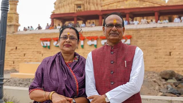 `விமான அவசரம்' - பயணத்தில் மனைவியை மறந்துவிட்டு சென்ற அமைச்சர் சிவராஜ் சிங்.. என்ன நடந்தது?