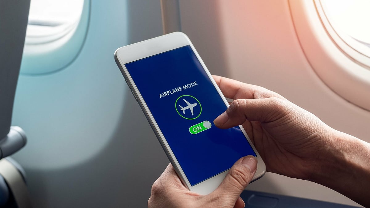 விமானப் பயணத்தில் செல்போனை Airplane Modeல் வைப்பது ஏன் அவசியம்? விமானியின் விளக்கம்