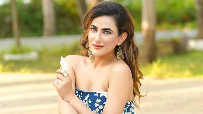 ``ரூ.25 லட்சம் மோசடி'' - தயாரிப்பாளரை செருப்பால் அடித்த பாலிவுட் நடிகை.. என்ன நடந்தது?