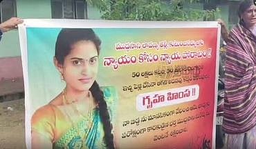 Telangana: விபத்தில் உயிரிழந்த மகள்; வரதட்சணையை திரும்ப கேட்டு உறவினர்கள் போராட்டம்