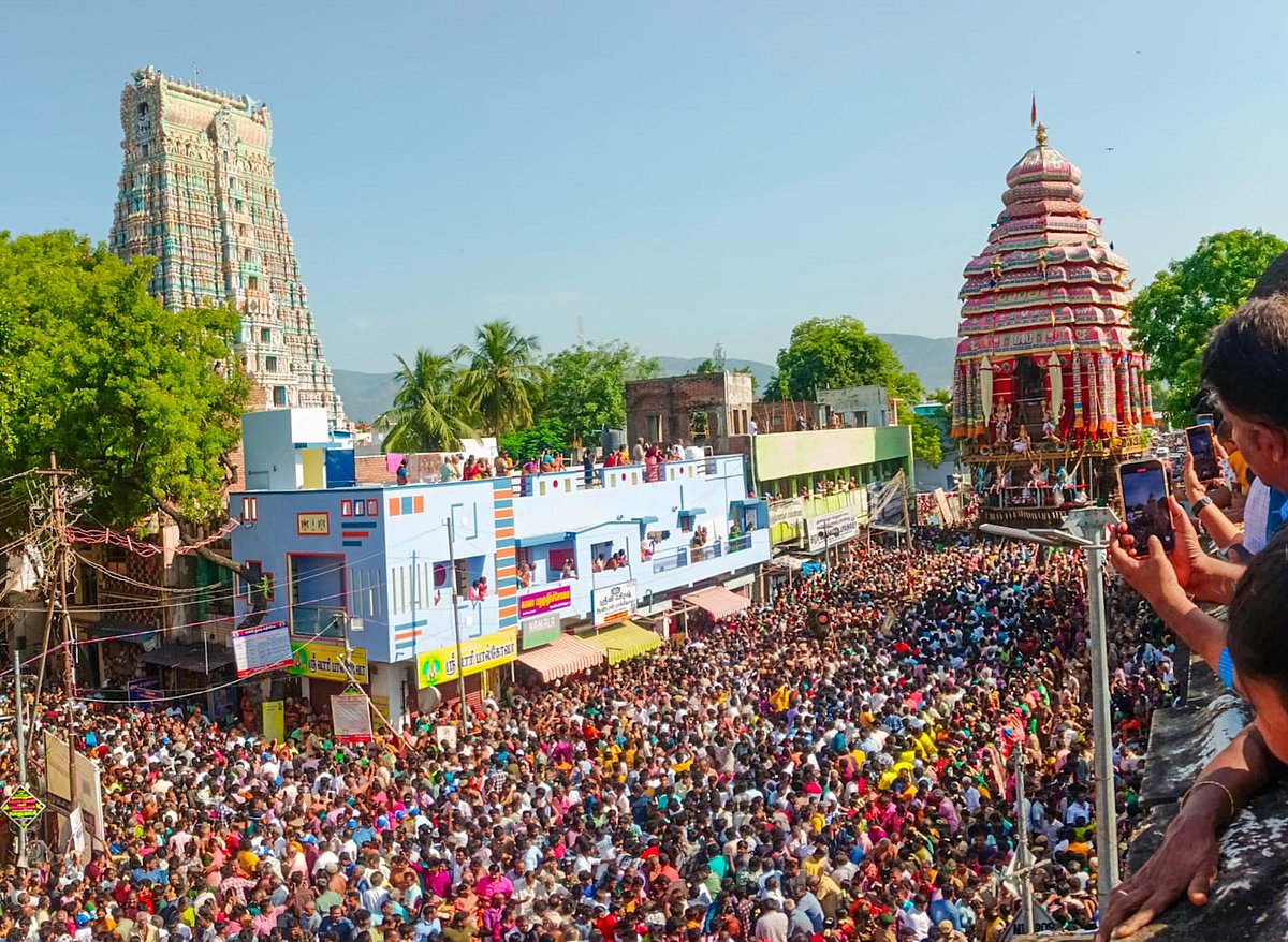 ஸ்ரீவில்லிபுத்தூர்: `கோவிந்தா கோபாலா’ கோஷத்துடன் மக்கள் வெள்ளத்தில் ஆடி அசைந்து வந்த ஆண்டாள் தேர்!