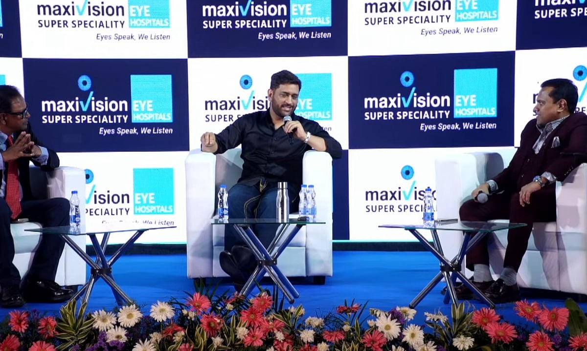 Dhoni : 'பச்சை சிவப்பு பட்டன் போன் மட்டும் யூஸ் பண்ணுங்க; மனுசங்களோட நிறைய பேசுங்க' - தோனி