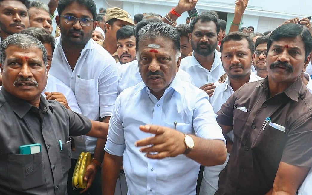 OPS: ``நான் `B' டீம் இல்லை, வதந்திகளை பரப்பாதீர்கள்'' - ஓ.பன்னீர் செல்வம் காட்டம் 