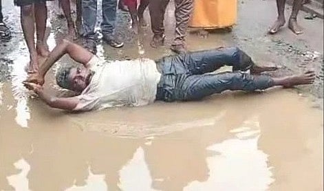 வேலூர்: குண்டும், குழியுமான சாலையில் உருண்டு போராட்டம் நடத்திய கவுன்சிலர் - மேயருடன் வாக்குவாதம்