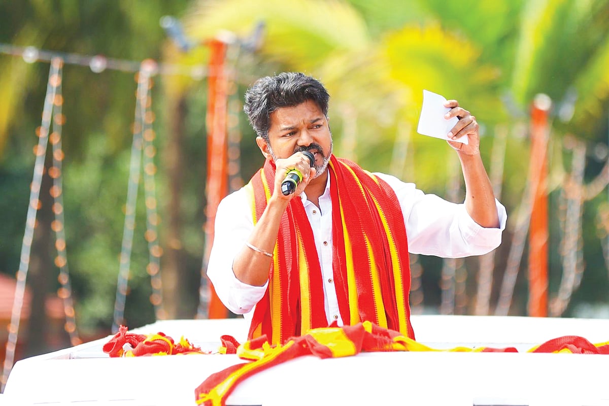 ``எந்த உதவிகளும் கிடைக்காமல் அடைக்க, தூய்மைப் பணியாளர்கள் என்ன தேச விரோதிகளா?'' -விஜய் கடும் கண்டனம்