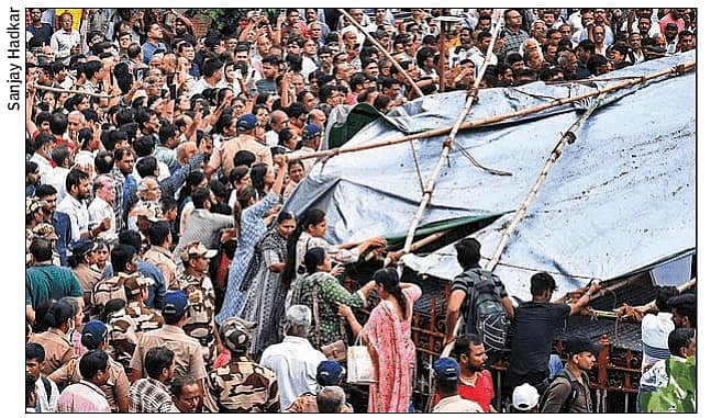 மும்பை: `புறாக்களுக்கு தீனி போட தடை' - தடுப்பை அகற்றி போராட்டத்தில் குதித்த ஜெயின் மக்கள்