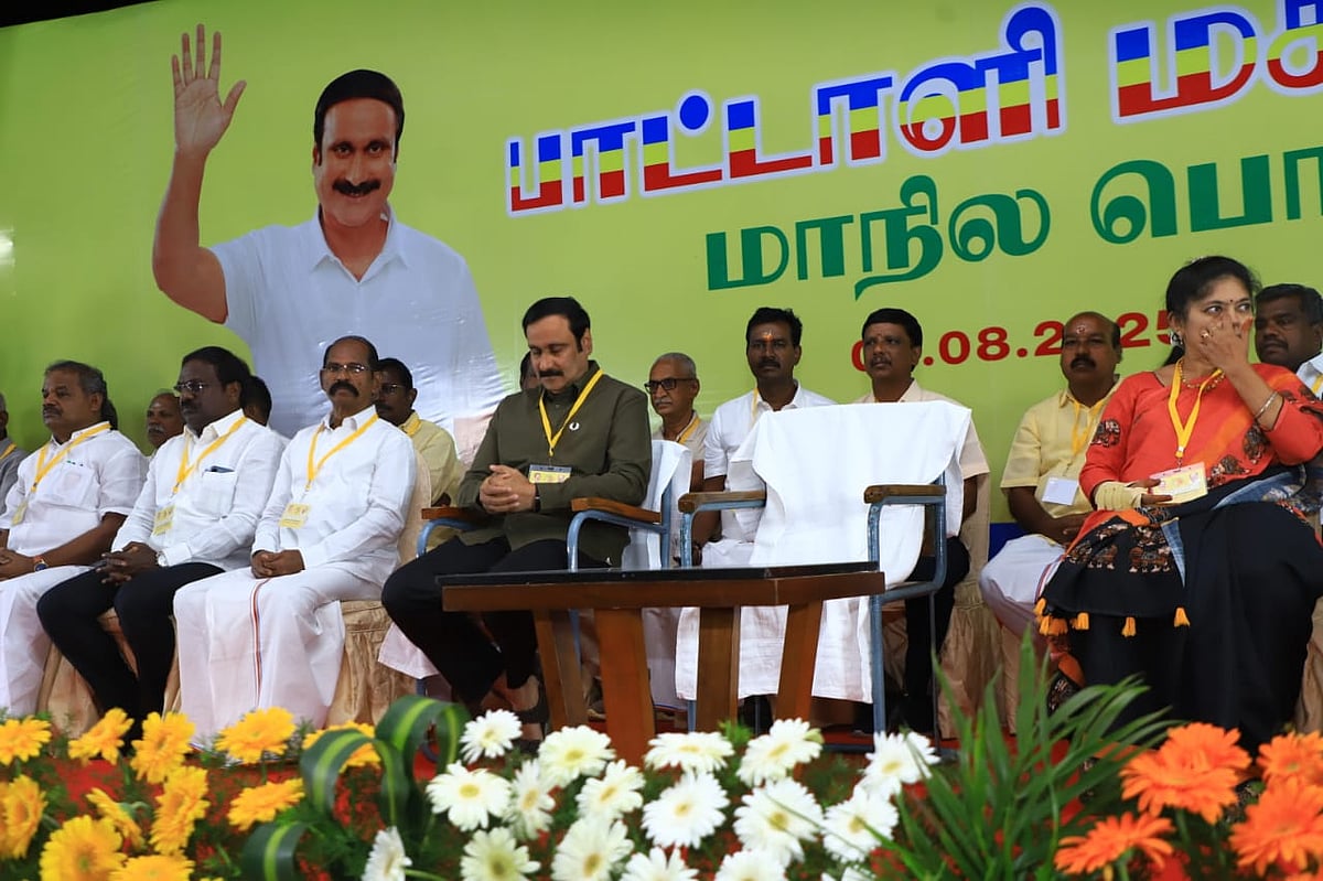 PMK: நிறுவனர் ராமதாஸுக்காகப் போடப்பட்ட நாற்'காலி' - அன்புமணி தலைமையில் பொதுக்குழுக் கூட்டம்