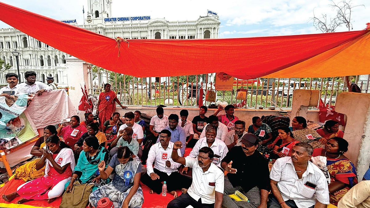 தூய்மைப் பணியாளர்கள் போராட்டம்: `சங்கத்தினர் அரசை ப்ளாக் மெயில் செய்கிறார்கள்!’ - அரசு தரப்பு