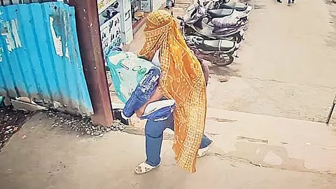 மும்பை: 'போலி தாடி, ஆண் வேடம், பாத்ரூம்' - சகோதரி வீட்டில் ரூ.1.5 கோடி நகைகளைத் திருடிய பெண் கைது