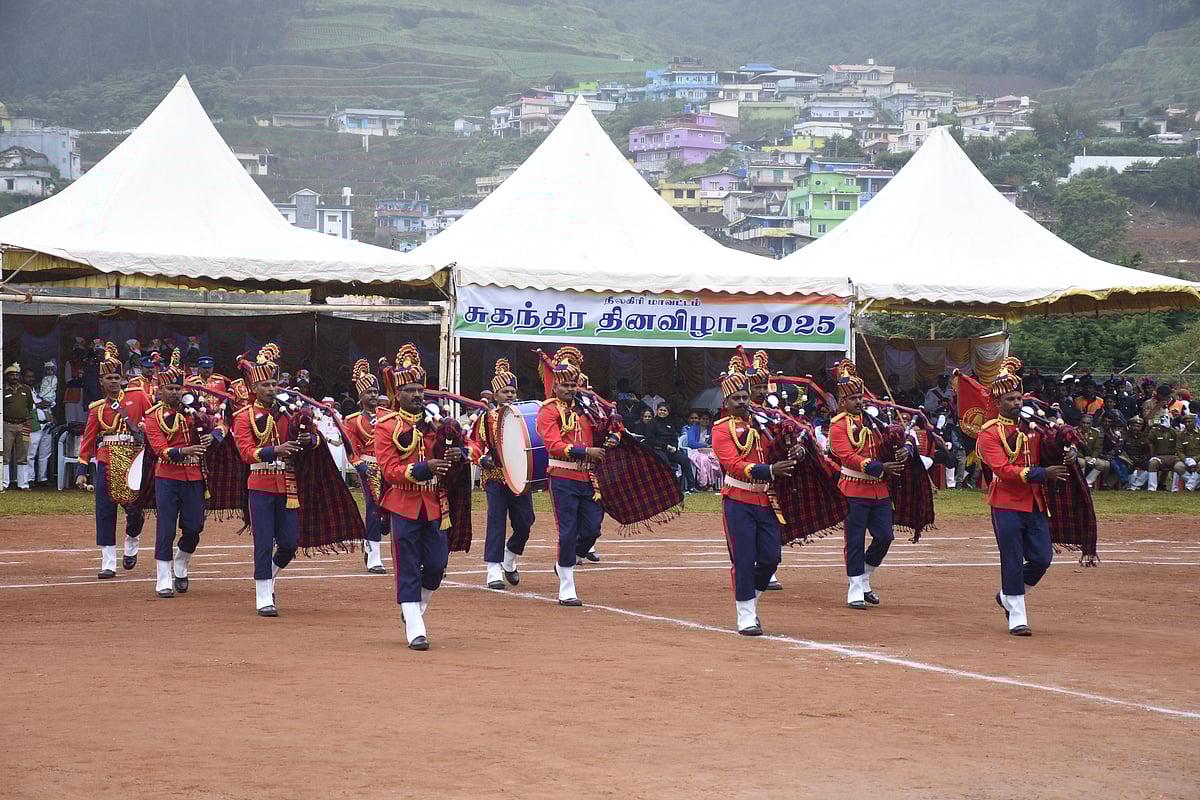 நீலகிரி சுதந்திர தின விழா: காவல்துறை பேக் பைப்பர் இசைக்குழுவின் இசை நிகழ்ச்சி! | Photo Album