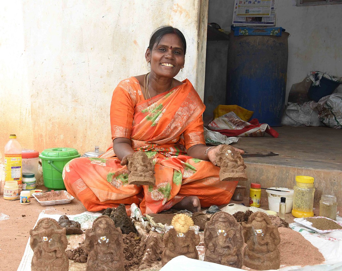 விநாயகர் சதுர்த்தி: சாணியில் செதுக்கிய விநாயகர் சிலைகள்; நிலக்கோட்டை பெண்ணின் புதிய முயற்சி