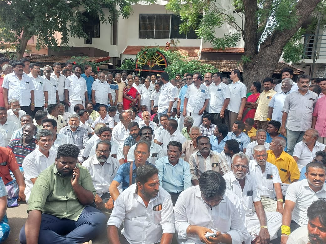 ED RAID: 5 மணி நேரச் சோதனை; குவிந்த ஆதரவாளர்கள்; CRPF வீரர்கள் வருகை; ஐ.பெரியசாமி வீட்டில் பரபரப்பு