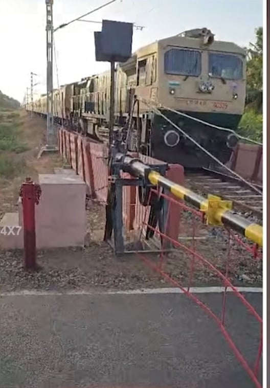 ராமநாதபுரம்: ரயில்கேட்டை மூட மறந்த கேட்கீப்பர்; இண்டர்லாக் சிஸ்டத்தால் விபத்திலிருந்து தப்பிய ரயில்!