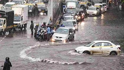 மும்பையில் தொடரும் கனமழை;  சுரங்க சாலை வெள்ளத்தில் சிக்கிக்கொண்ட கார்: நீந்தி உயிர் தப்பிய இருவர்