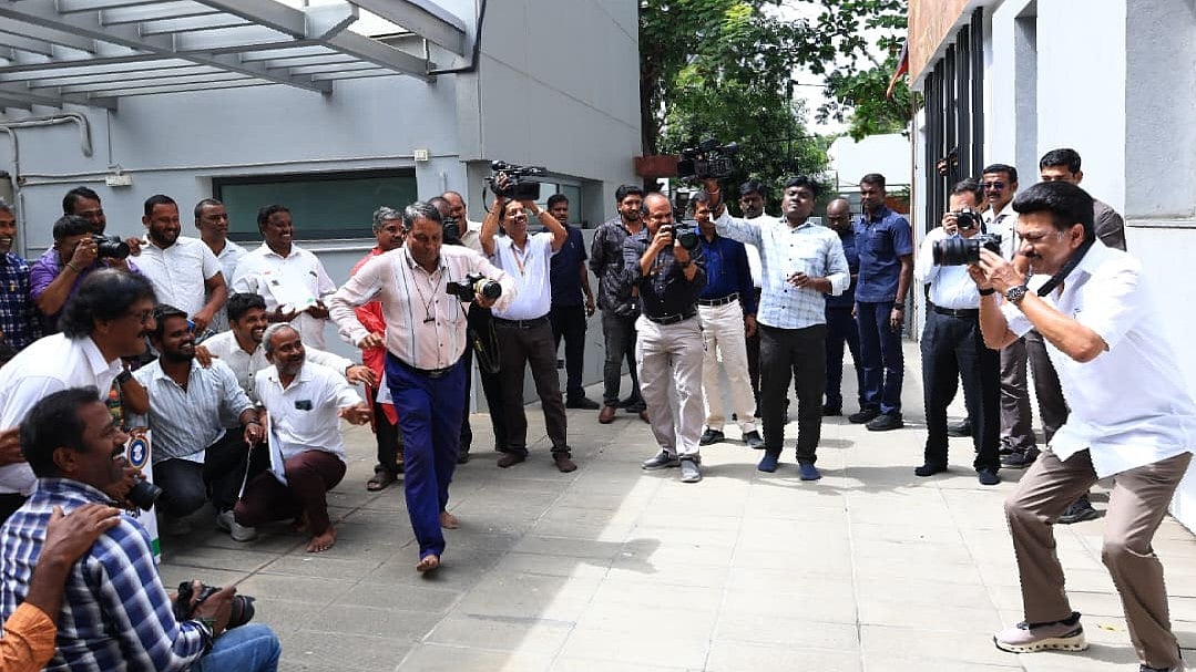 World Photographers Day: புகைப்படக் கலைஞர்களை படம் பிடித்த `போட்டோகிராபர்’ ஸ்டாலின்!