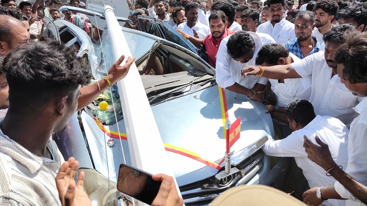 TVK: சரிந்து விழுந்த 100 அடி கொடிக்கம்பம்; நொறுங்கிய கார் - தவெக மாநாட்டு திடலில் திடீர் விபத்து