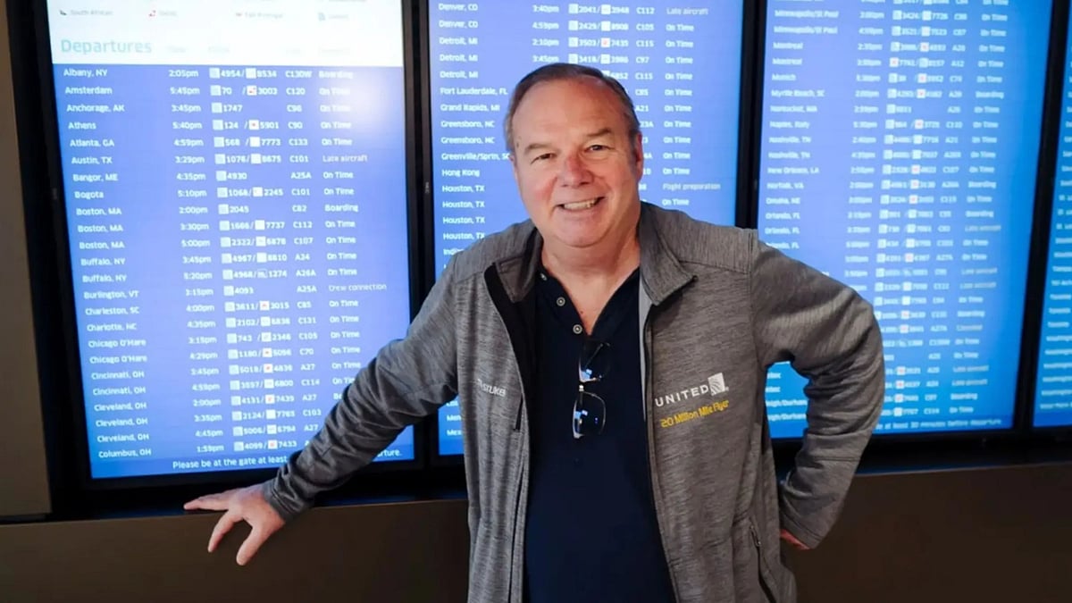 அமெரிக்கா: 33 ஆண்டுகளில் 24 மில்லியன் மைல்; விமான பயணத்தில் சாதனை; யார் இந்த பயணி டாம் ஸ்டூக்கர்?