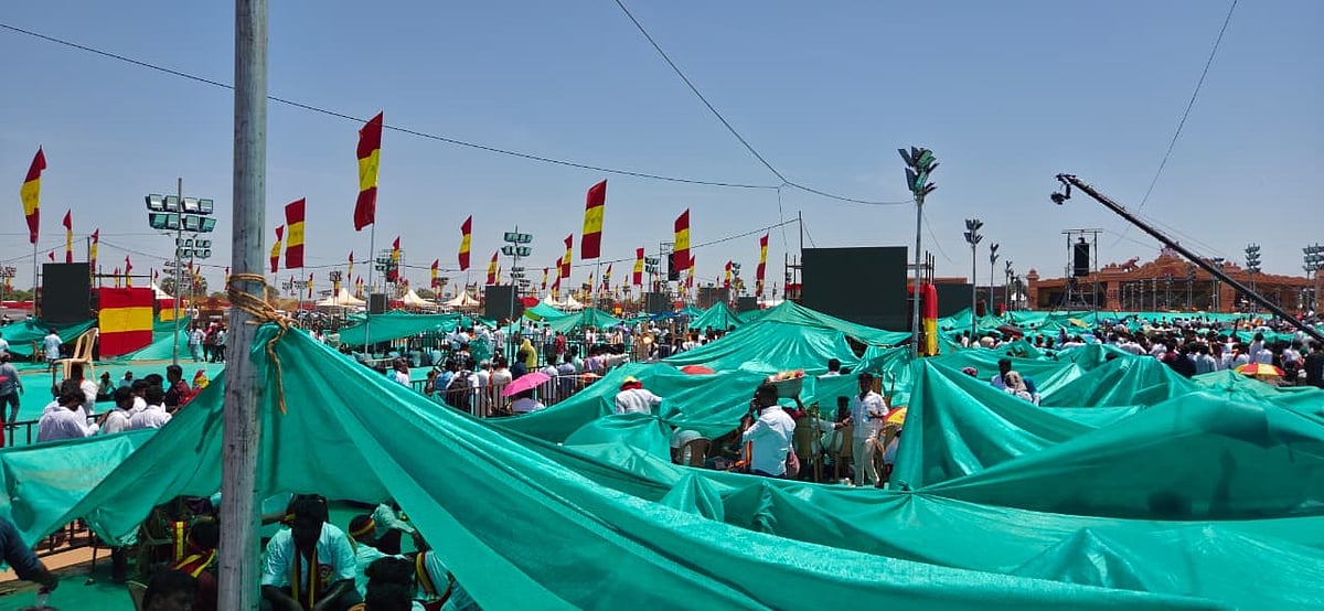 தவெக மாநாடு: வெயில், தாகம், நெரிசல் - தரை விரிப்பை கூடாரமாக்கிய தொண்டர்கள்!