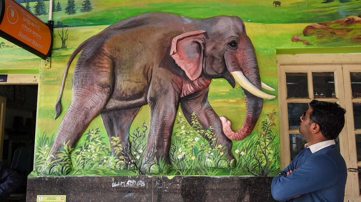 நூற்றாண்டு பழமை மாறாமல் புதுப்பிக்கப்பட்ட குன்னுார் ரயில் நிலையம்; பாரம்பர்ய புடைப்புச் சிற்பங்கள்