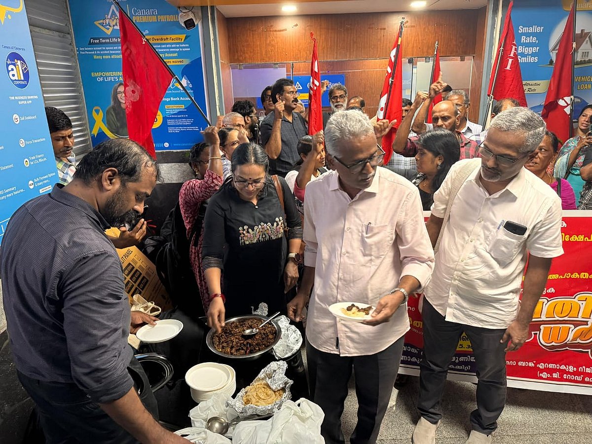 மாட்டிறைச்சி சாப்பிட தடைவிதித்த வங்கி ரீஜினல் மேலாளர்;
`பீப் பெஸ்ட்' போராட்டம் நடத்திய அதிகாரிகள்!