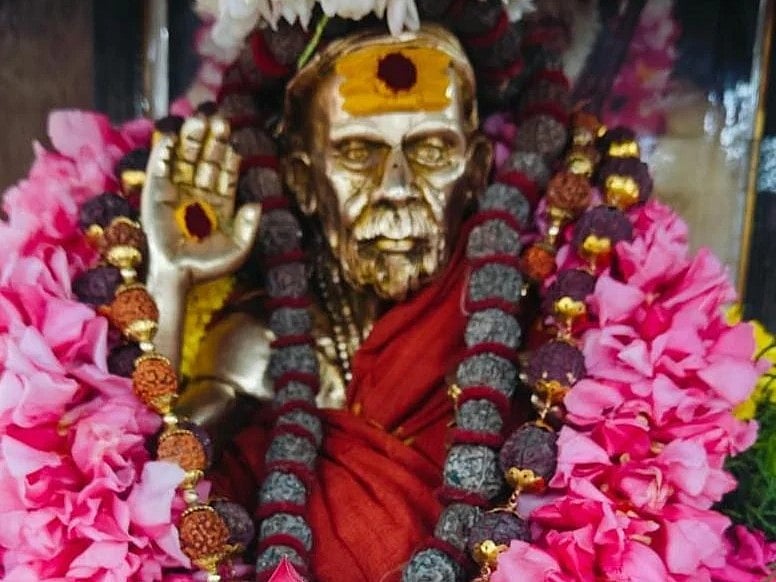 மதுரை: வாழ்வை மாற்றும் அனுஷ வழிபாடு... மகாபெரியவரின் விக்ரகம், வெள்ளிப் பாதுகைக்கு சிறப்பு அபிஷேகம்