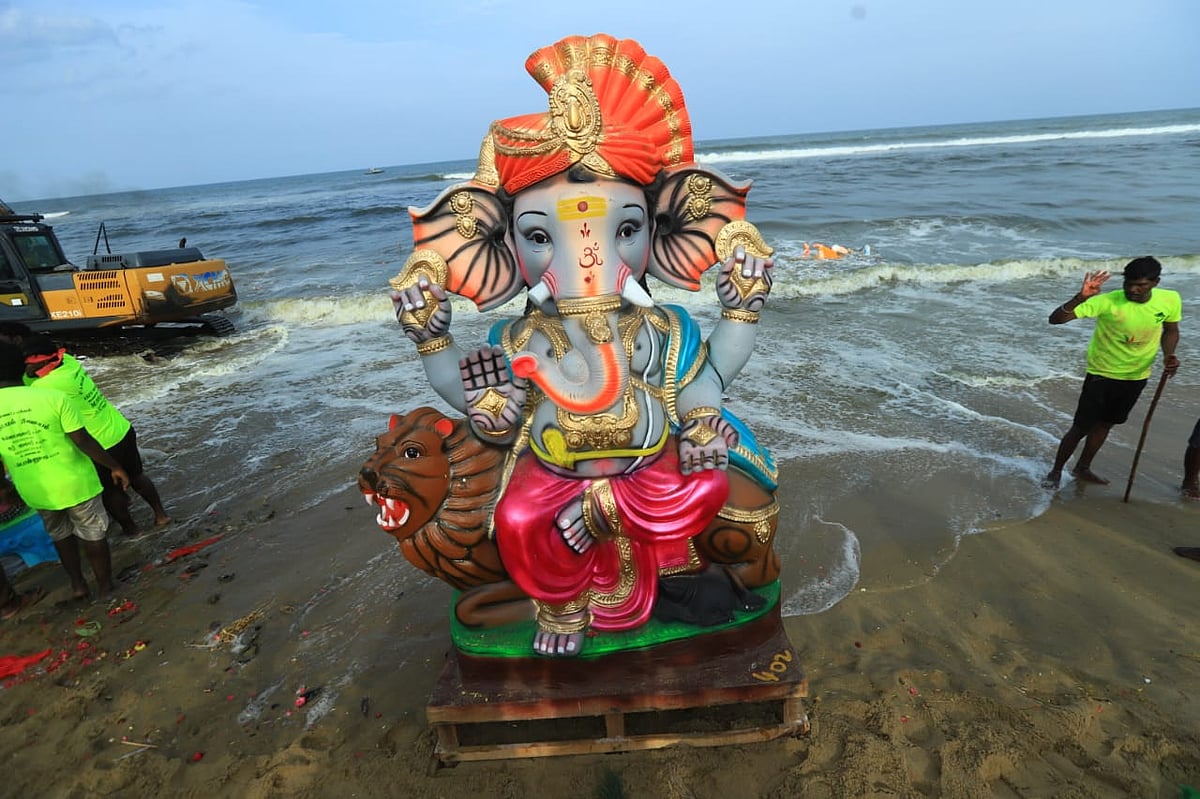 பட்டினப்பாக்கம் கடற்கரையில் கரைக்கப்படும் பிரமாண்ட விநாயகர் சிலைகள்! - Spot Visit Album