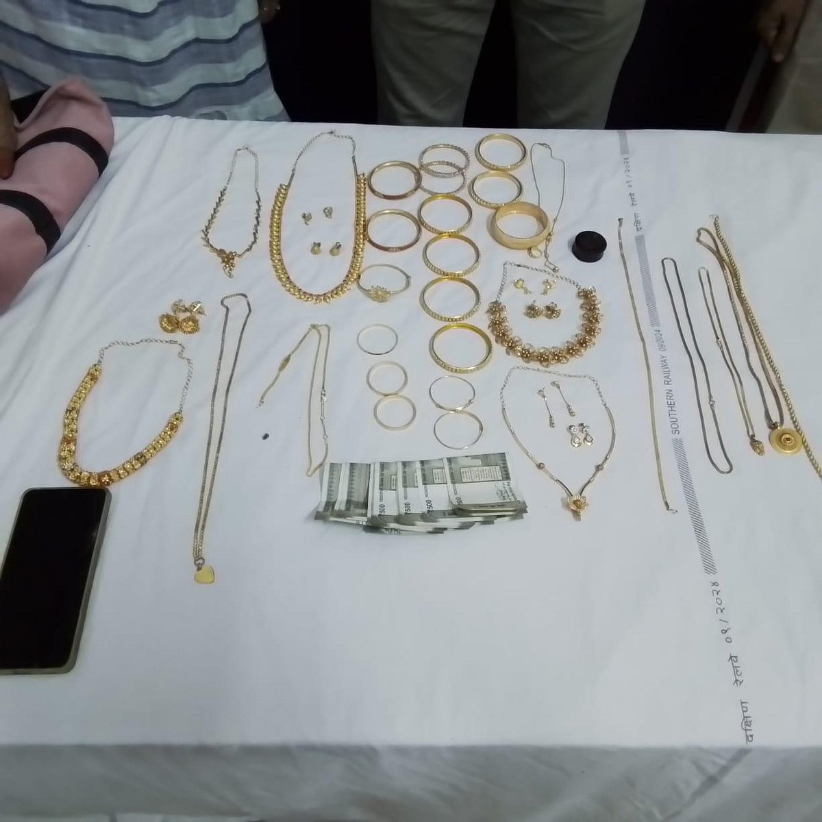 கோவை: ரயில் கேட்பாரற்று கிடந்த 50 சவரன் நகைகள்; தம்பதிகளிடம் ஒப்படைத்த போலீஸ்; என்ன நடந்தது?