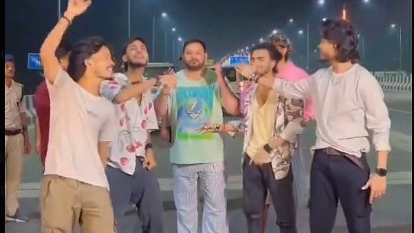 Bihar: `நள்ளிரவில் நடுரோட்டில் ஆட்டம்' - தேஜஸ்வி யாதவ் ரீல்ஸ்; கடுமையாக சாடிய பாஜக