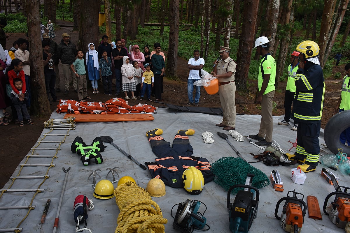 நீலகிரி: ஊட்டியில் தீயணைப்பு மற்றும் மீட்புப் பணிகள் துறை விழிப்புணர்வு ஒத்திகை | Photo Album