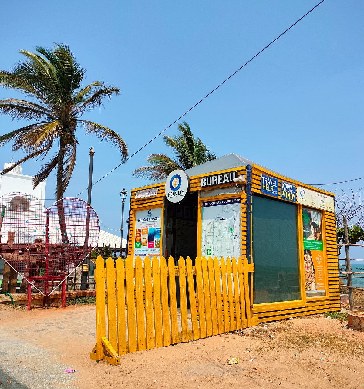 புதுச்சேரி: சுற்றுலா பெயரில் கடற்கரை சாலையில் ஆக்கிரமிப்பு மோசடி! - அதிரடியாக அகற்றிய நகராட்சி