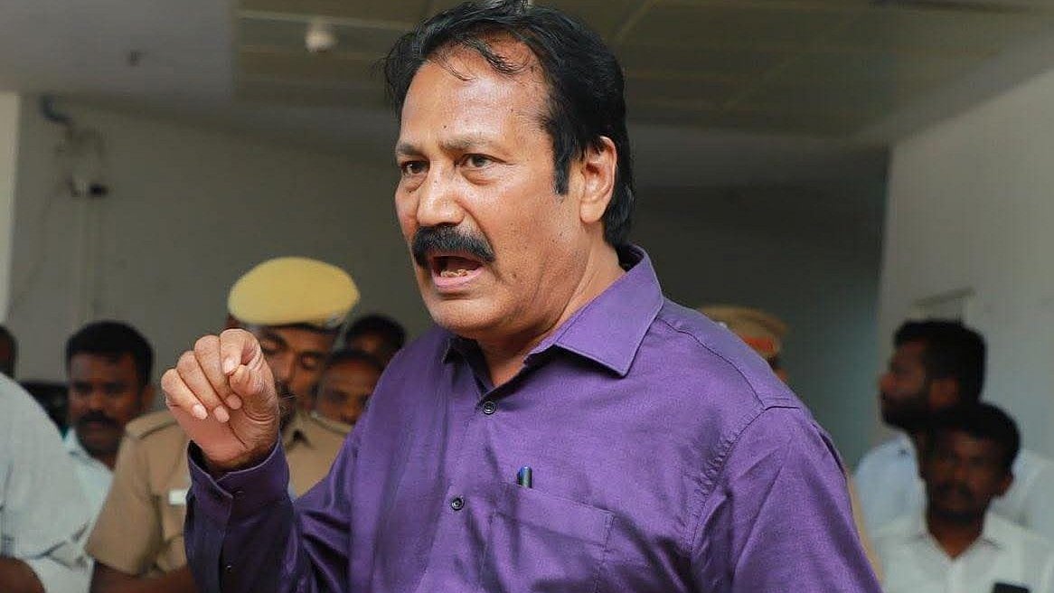 மதுரை விமான நிலையத்துக்கு யார் பெயரை வைக்க வேண்டும்" - எடப்பாடி vs  கிருஷ்ணசாமி - Vikatan