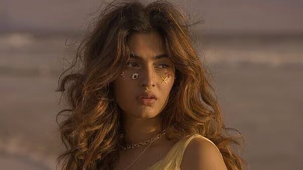 ஓடும் ரயிலில் இருந்து குதித்த பாலிவுட் நடிகை கரிஷ்மா காயம்; மருத்துவமனையில் சிகிச்சை