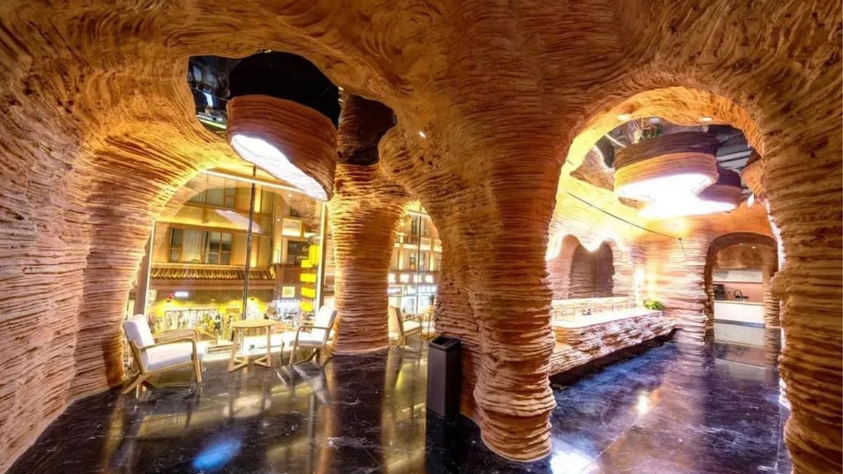 `டாய்லெட் டூரிஸ்ட் ஸ்பாட்டாக மாறியது எப்படி?' - செல்ஃபி எடுக்கும் சீன மக்கள் சொல்வதென்ன?