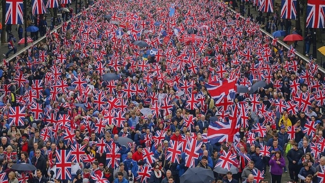 UK: லண்டன் வீதிகளில் திரண்ட மக்கள், போராட்டத்தில் வன்முறை; எலான் மஸ்க் பேசியது என்ன?