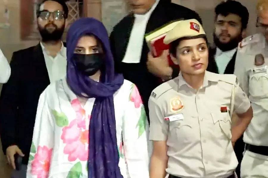 BMW கார் விபத்து வழக்கில் கைதான பெண், திகார் சிறையில் அடைப்பு; நடந்தது விபத்தா, கொலையா!?