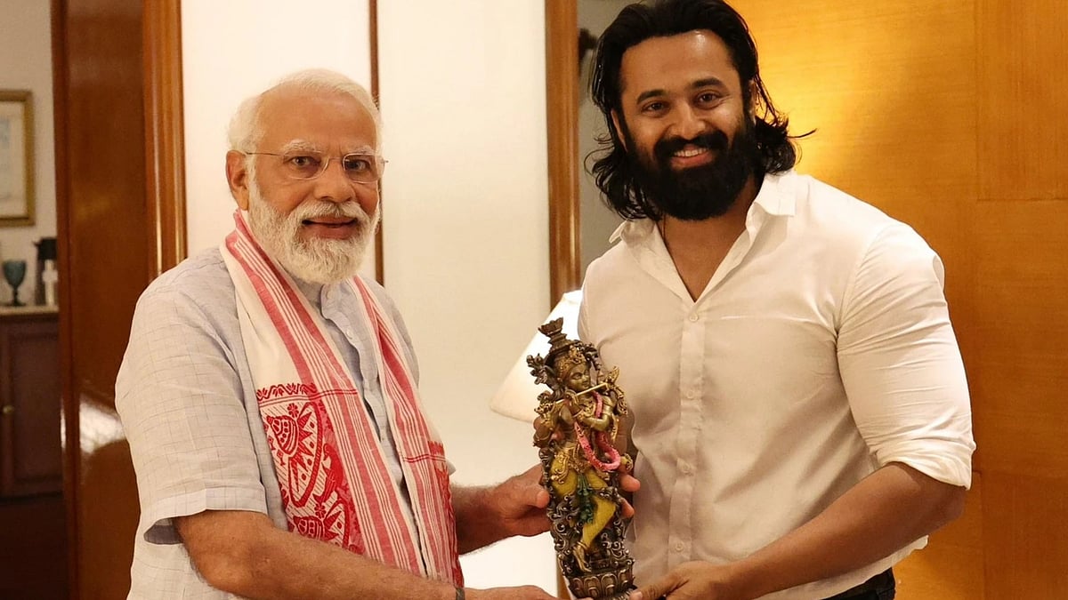 திரைப்படம் ஆகும் பிரதமர் நரேந்திர மோடி -யின் வாழ்க்கை : கதாநாயகனாக கருடன் வில்லன் உன்னி முகுந்தன் 