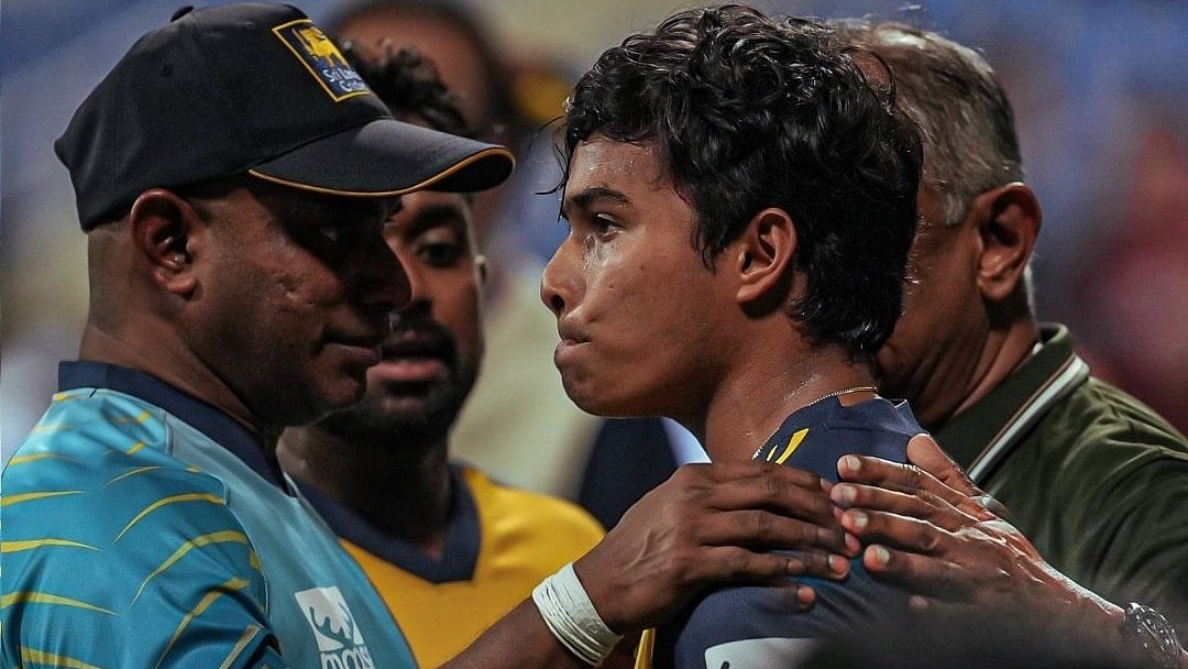 Dunith Wellalage: தந்தைக்கு நேற்று இறுதியஞ்சலி; இரவோடு இரவாக ஆசிய கோப்பைக்கு திரும்பிய இலங்கை வீரர்!