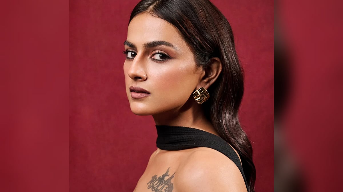 Shraddha Srinath: `நீ என்பதே நான் என்கிற நீயே' - ஷ்ரத்தா ஸ்ரீநாத் லேட்டஸ்ட் க்ளிக்ஸ்