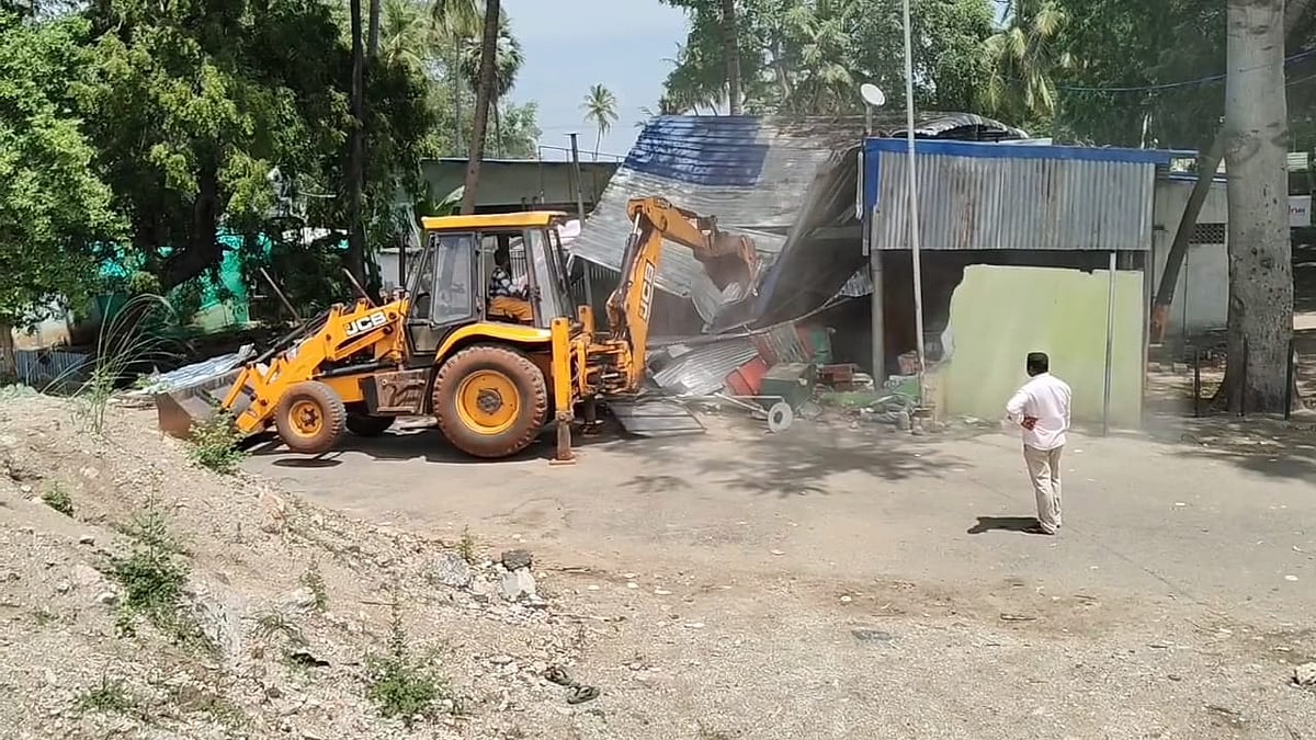 கரூர்: அரசு நிலத்தை ஆக்கிரமித்து திருமண மண்டபங்கள்; போலீஸார் பாதுகாப்புடன் இடிப்பு